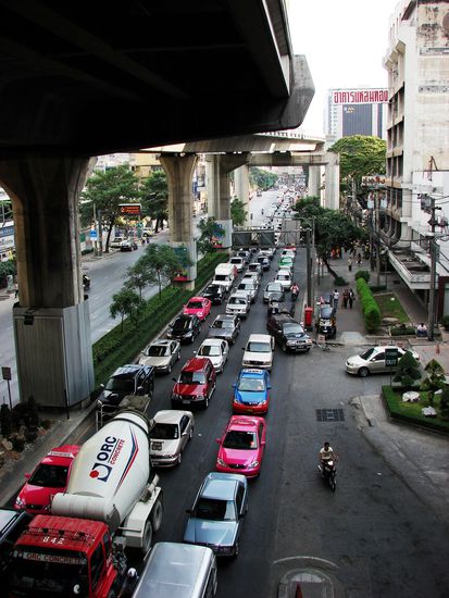 Hoch ueber dem stockenden Verkehr verlaeuft die Skyrail.