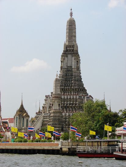 Der hoechste Phrang in der Mitte ist 74 m hoch und mit chinesischem Porzellan verkleidet.