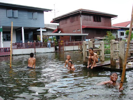 Kinder beim Baden in den Klongs von Thonburi.