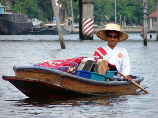 Fahrende Haendler steuern die Touristenboote an.
