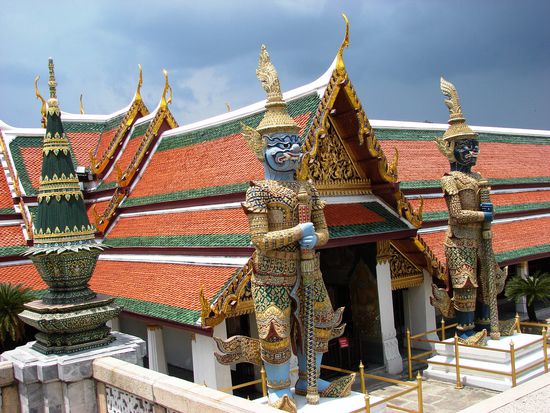 Reichverzierte Tempelwaechter, typisch glasierte Daecher.