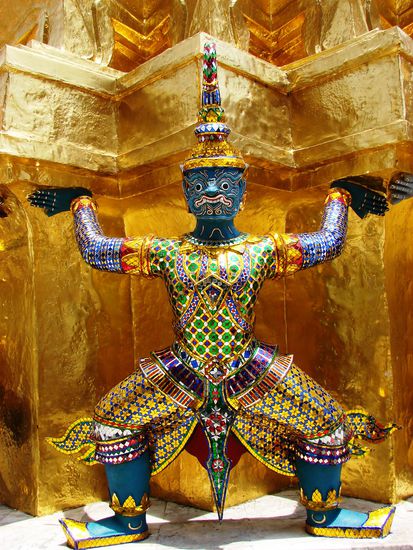 ... wird von reich verzierten Fabelwesen getragen.