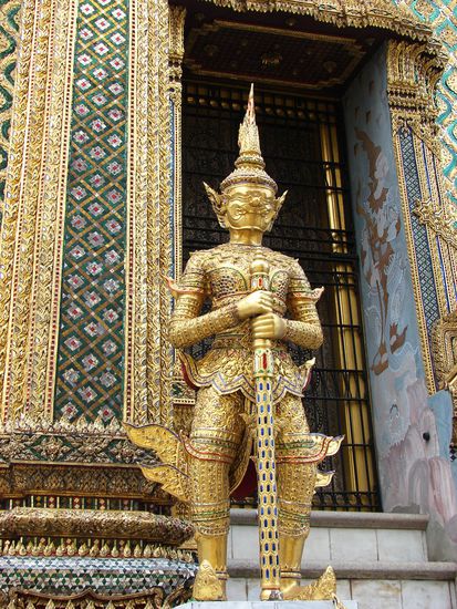 Tempelwaechter in gold.