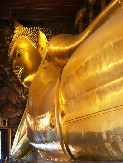 Teil des riesigen, goldenen, liegenden Buddhas.