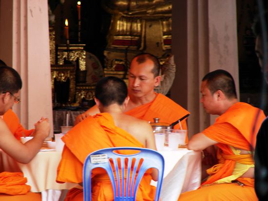 Moenche beim Mittagessen im Wat.