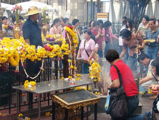 Rund um den Erawan Shrine ist die Luft von den Raeucherstaebchen trueb.