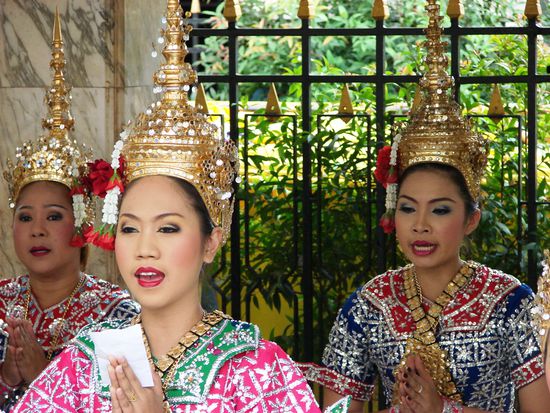 Glaeubige bezahlen Tempeltaenzerinnen fuer deren Auftritt.