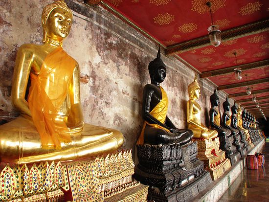 Einige der vielen Buddhastatuen beim Wat Suthat.