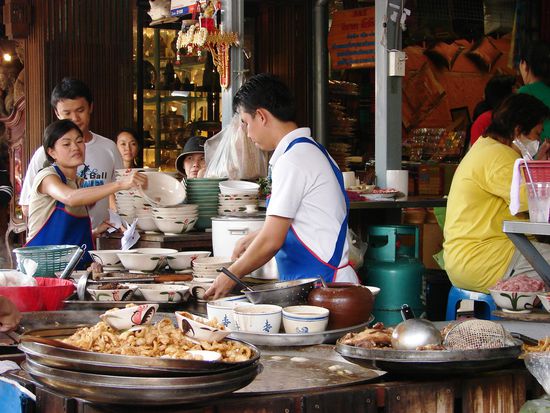 Essen an der Garkueche zaehlt zu den Lieblingsbeschaeftigungen der Thais.