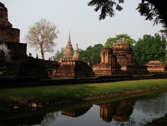 Blick ueber den Wassergraben auf den Kern des historischen Sukhothai.