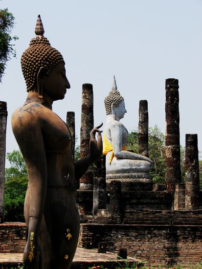 Zwei der zahlreichen unterschiedlich gut erhaltenen Buddhafiguren.