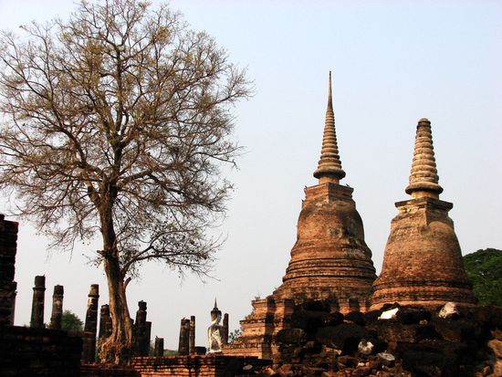 Abendsonne ueber Sukhotais Chedis.