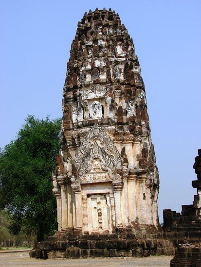 Im Laufe der Jahrhunderte gab der Boden unter dem im Khmerstil errichteten Prang einseitig nach.