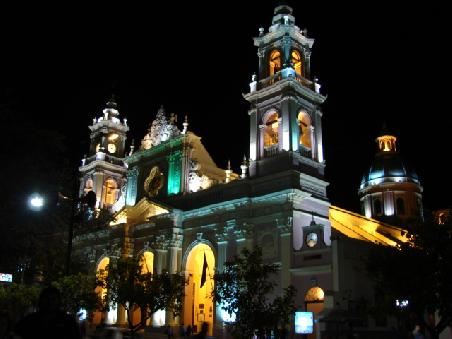...die Catedral sind die beiden schoensten von Saltas zahlreichen Kirchen.
