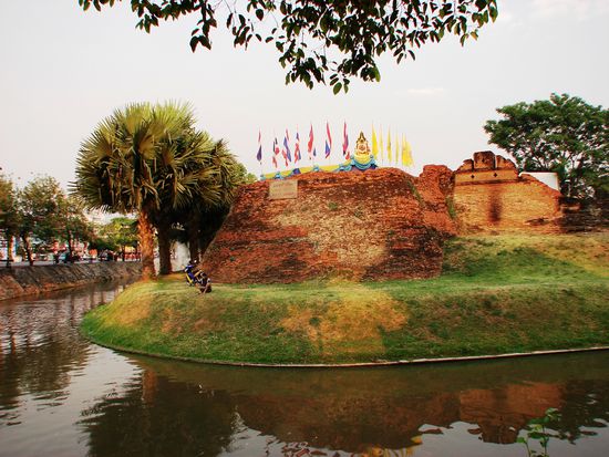 Stadtmauer und Wassergraben umgeben den Kern von Chiang Mai.