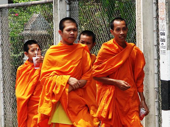 Moenche in den Strassen Chiang Mais.