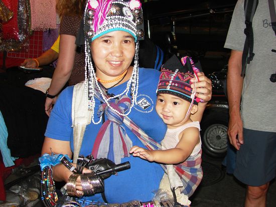 Eine der zahlreichen Verkaeuferinnen von Handarbeiten.