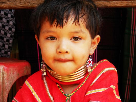 Die Maedcher werden von Kindesalter an daran gewoehnt.