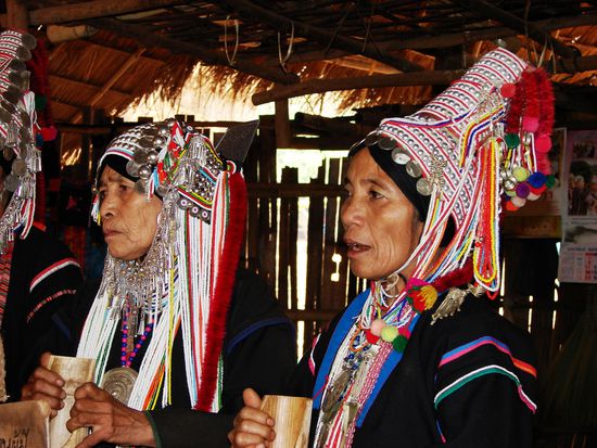Akhafrauen beim wenig enthusiatisch vorgetragenen Gesang.