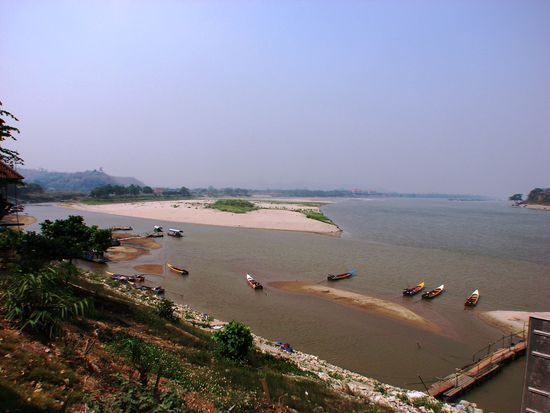 Das Goldene Dreieck: im Vordergrund Thailand, die Sandbank befindet sich in Myanmar und rechts, am orthographisch linken Ufer des Mekong, liegt Laos.