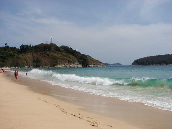 Lange Sandstraende, hohe Wellen und 29 Grad Wassertemperatur machen das Baden zum Vergnuegen.