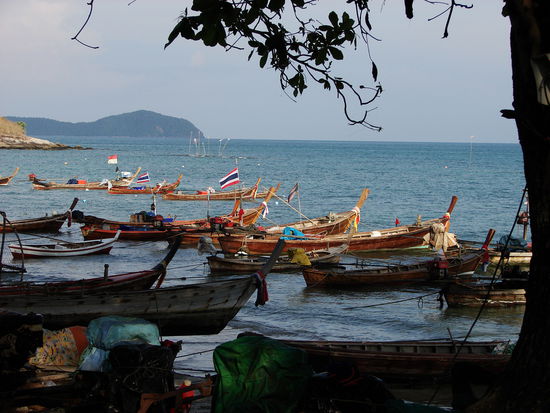 In den spaeten Nachmittagsstunden stehen die Boote der Fischer wieder am Strand.