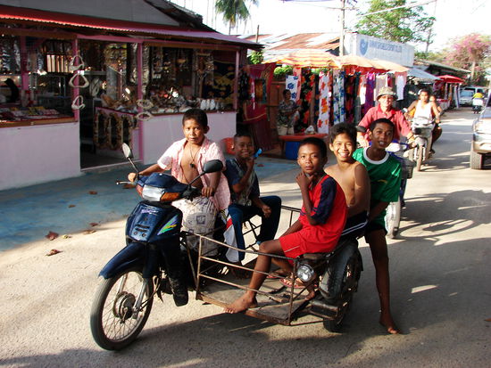 Ein Mindestalter fuer die Benutzung eines Motorrades scheint es in Thailands laenlichen Gebieten nicht zu geben!