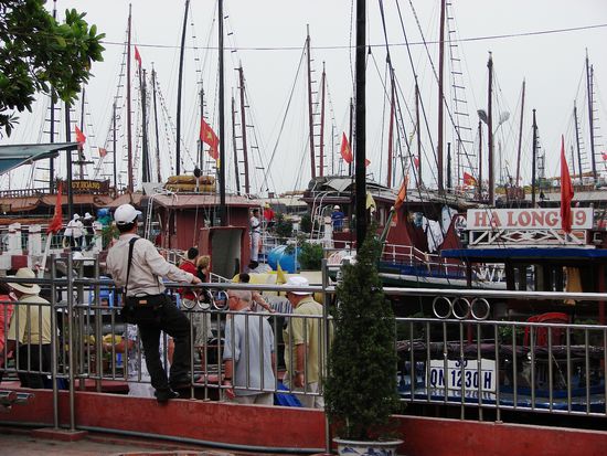 Im Hafen von Ha Long City herrscht taeglich um die Mittagszeit Hektik.