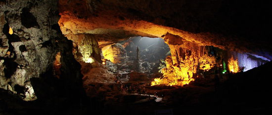 Die Mistery Cave besteht aus mehreren gewaltigen Domen, die schoen ausgeleuchtet sind.