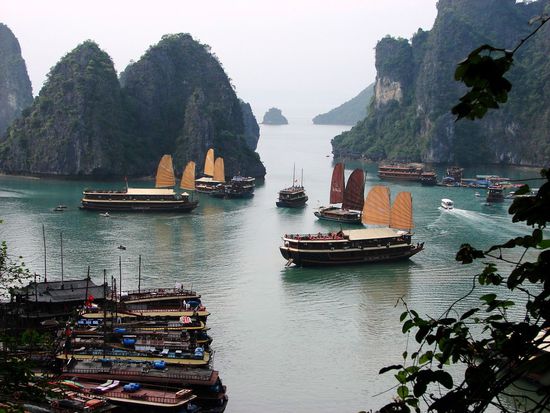 Blick vom Hoehlenausgang auf die zahlreichen Boote.