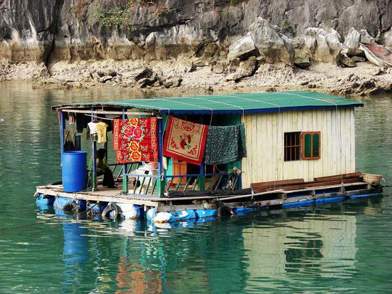 Auf zahlreichen Hausbooten leben Familien, ...