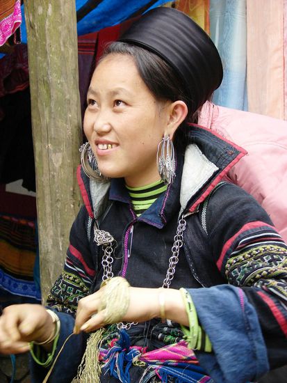 Die Frauen der Black Hmong tragen ihre traditionelle Kleidung.