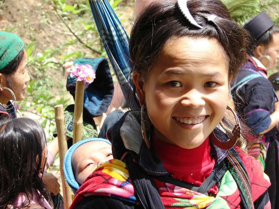 Viele der jungen Frauen haben ihre Babies bei ihren Verkaufstouren am Ruecken mit.