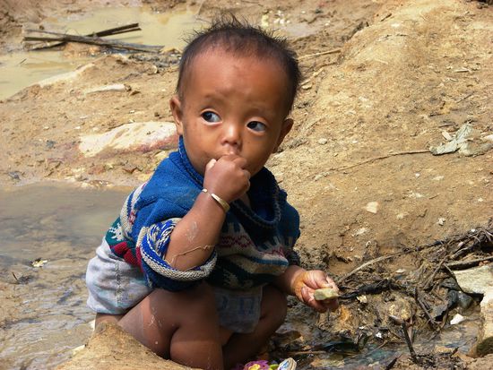 Die Kinder spielen mit einfachsten Dingen ...