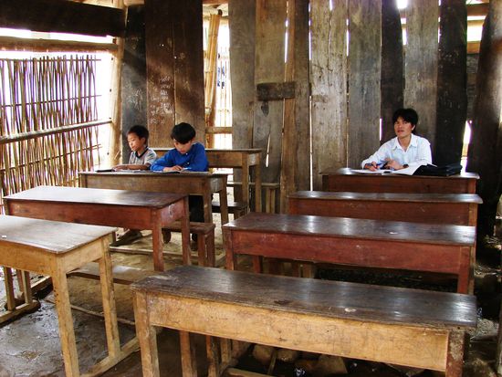 Zwei Schueler (li) werden von einem Lehrer (re) betreut.