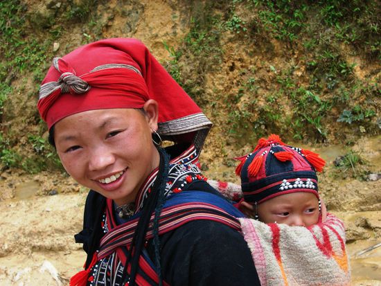 Red Zao Frau mit Kind.