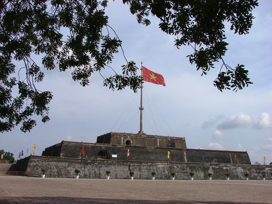 In die Mauer zum Schutz der Zitadelle ist der maechtige Flaggenhuegel integriert.