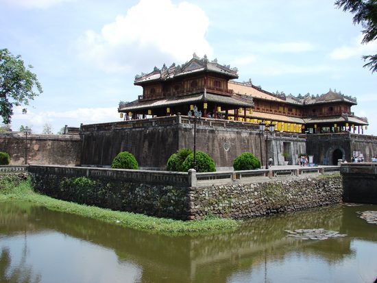 Der praechtige Eingang zur alten Kaiserstadt hinter dem Wassergraben.