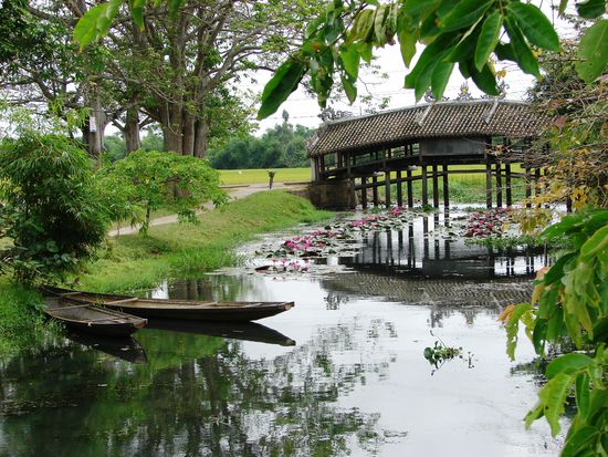 Per Motorrad gings zunaechst in ein von Reisfeldern umgebenes Dorf mit Japanischer Bruecke.