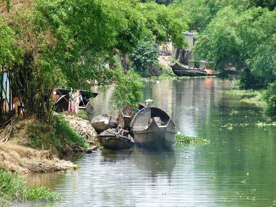 Die Umgebung Hues wird von zahlreichen Kanaelen und Flusslaeufen durchzogen.