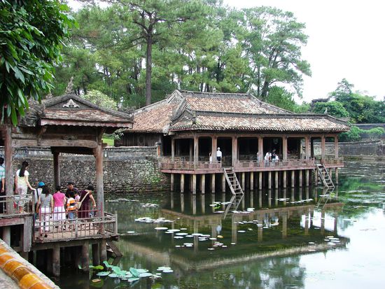Alle Kaiser der Nguyen Dynastie hatten sich bereits zu Lebzeiten praechtige Parkanlagen mit ihrem Mausoleum anlegen lassen.