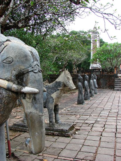 Steinerne Waechter am Grab von Tu Doc.