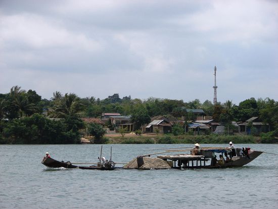 Mit einfachsten Mitteln foerden die Menschen Schotter vom Grund des Parfuemflusses.