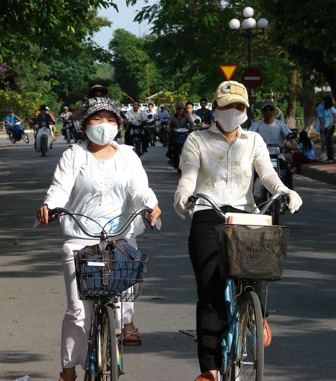 Waehrend des Sonnenscheins verhuellen die Maedchen Gesicht und Arme um einen moeglichst hellen Teint zu behalten - verkehrte Welt!