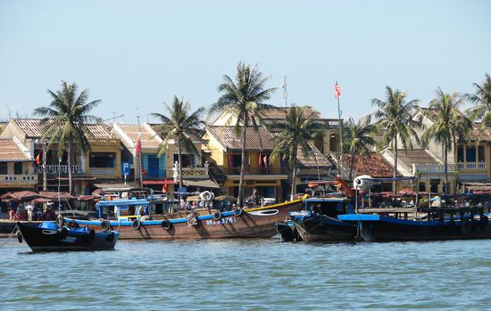 Die Uferpromenade Hoi Ans vom Wasser aus.