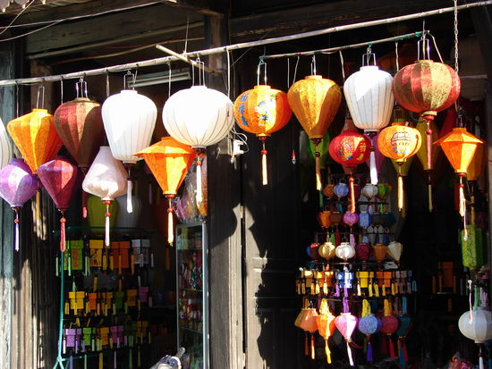 Bunt leuchten die chinesischen Lampions in der Nachmittagssonne.