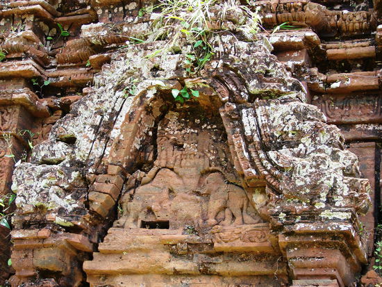 Eines der zahlreichen Reliefs zeigt zwei Elefanten (Symbol fuer langes Leben), die ihre Ruessel um den Stamm einer Palme schlingen.