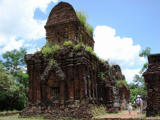 Im Laufe der Zeit sind einige Gebaeude bedrohlich gekippt, ...
