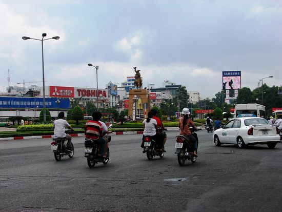 Werbetafeln internationaler Konzerne, Videowalls, aber relativ wenige Motorraeder im Vergleich mit Hanoi praegen das Strassenbild in HCMC.