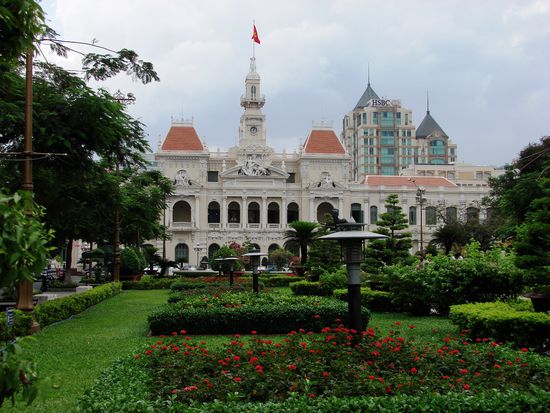 Das alte Rathaus beherbergt heute das kommunistische Volkskomitee.